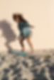 Fille posant sur la planche de surf