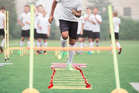 Garçons pendant une pratique sportive