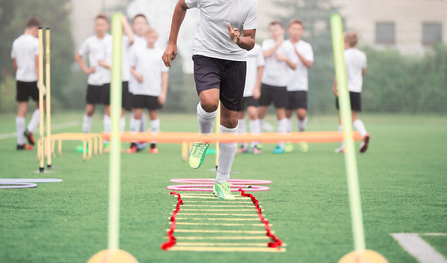 Meninos durante uma prática esportiva