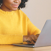 Femme utilisant un ordinateur portable