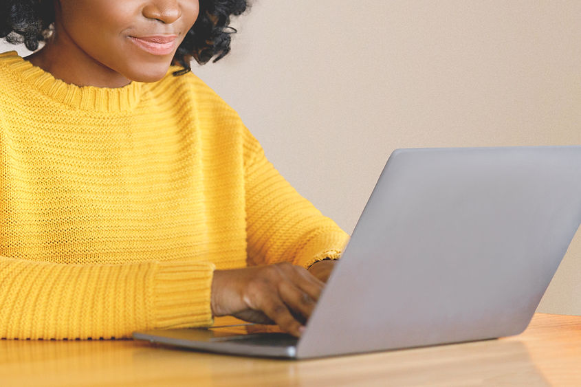 Mulher usando laptop