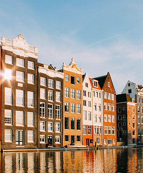 Gebäude, die über Wasser nachdenken