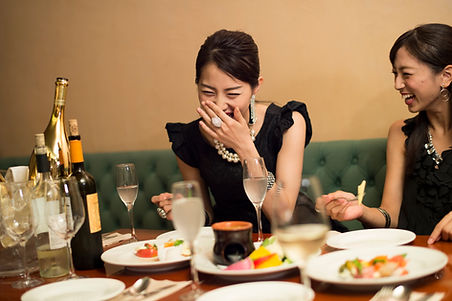 Des femmes profitent d'un dîner