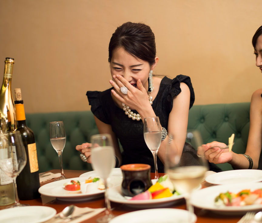 Missgeschick beim Besuch: Wenn die Privathaftpflicht bei Schäden im Freundeskreis hilft