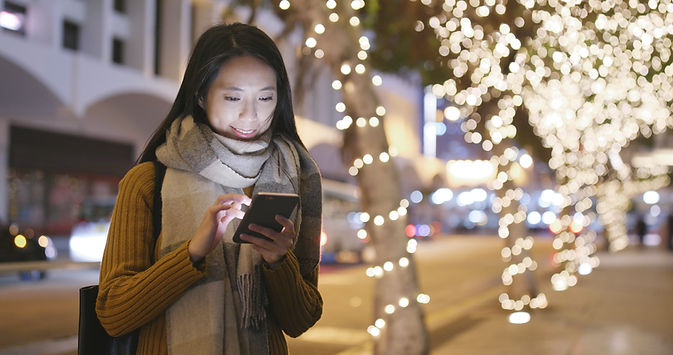 Person, die das Mobiltelefon benutzt