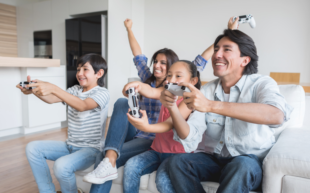 famille parent fils et fille qui joue aux jeux video