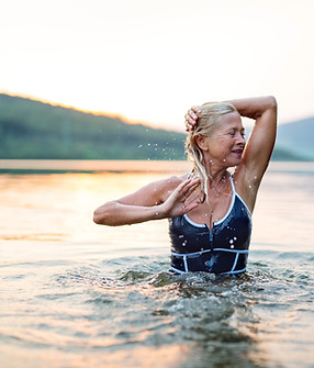 Frau schwimmt im Freien