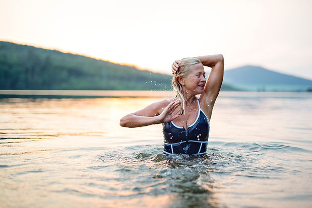 Frau schwimmt im Freien
