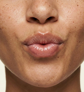 Nahaufnahme von glänzenden Lippen