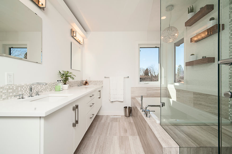 Moderno cuarto de baño blanco