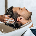 Homem lavando o cabelo