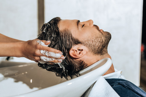 Mann, der Haare gewaschen bekommt
