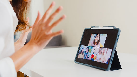 Familles communiquant via des appels vidéo