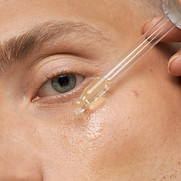 Aplicando óleo facial