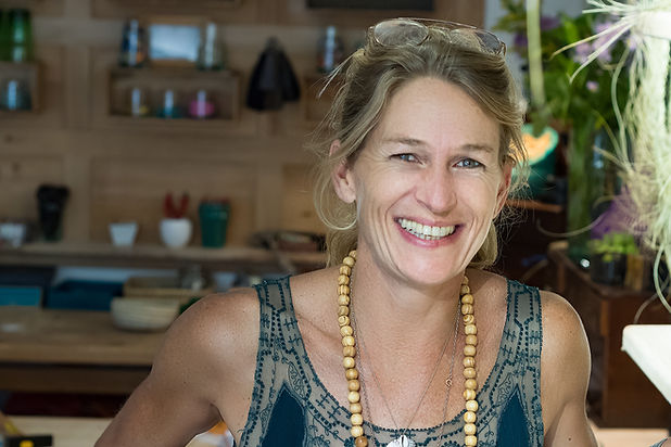 Femme souriante et heureuse