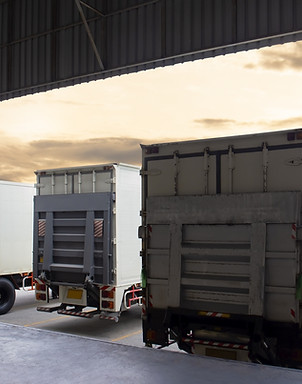 Camion parcheggiati in fila