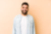 Jeune homme en chemise en jean