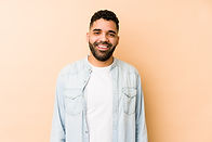 Jeune homme en chemise en jean