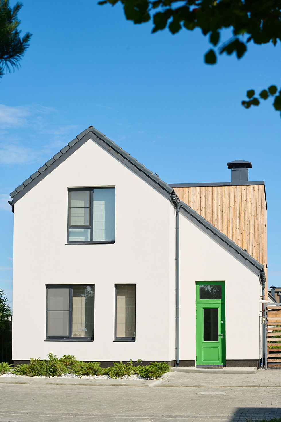 Haus mit grüner Tür