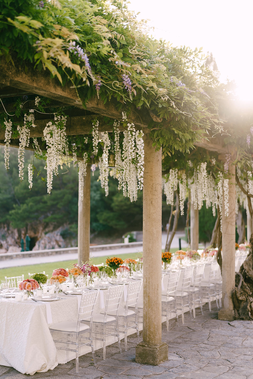 Installation d'un repas de mariage en plein air
