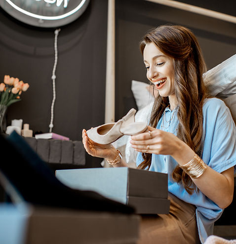 Persona sosteniendo zapatos nuevos