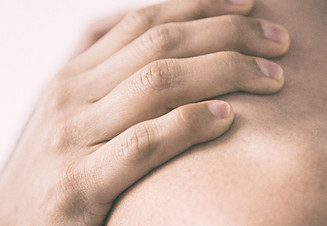 Hand auf der Schulter