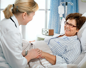 Mulher no quarto do hospital