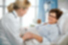 Mujer en habitación de hospital