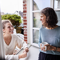 Unterhaltung durchs Fenster