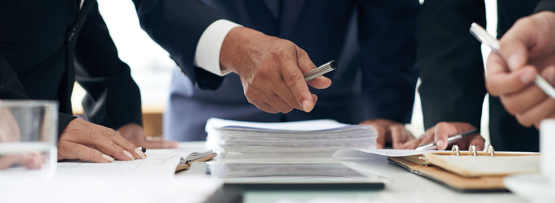 Nhóm luật sư thảo luận về một vụ kiện