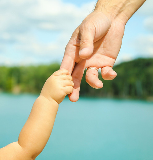 Mains du parent et de l'enfant