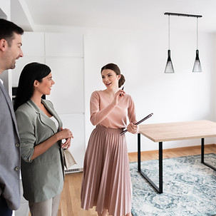 Acompanhamento de visita ao imóvel com clientes durante vistoria