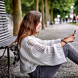 Adolescente con teléfono móvil