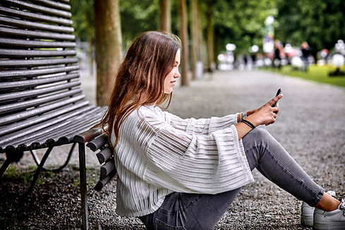 Adolescent avec téléphone portable