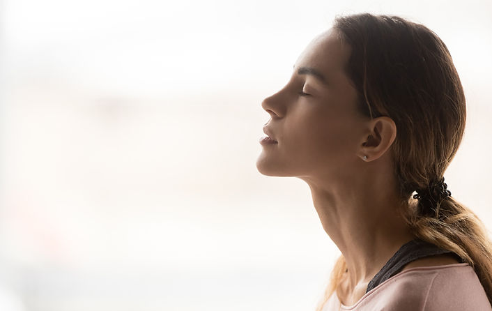 Mujer meditando con calma
