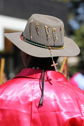 Homem com jaqueta rosa