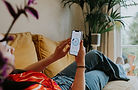 Frau entspannt sich mit Smartphone