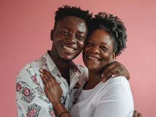 mãe e filho abraçados, sorrindo, olhando para a câmera com um fundo rosa