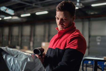 Hombre escaneando producto