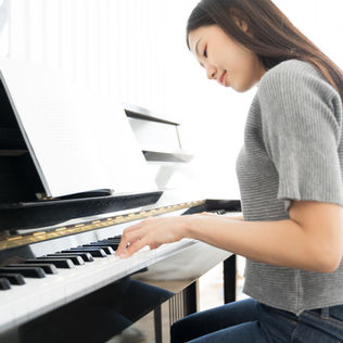 woman playing piano