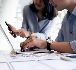Deux personnes discutant