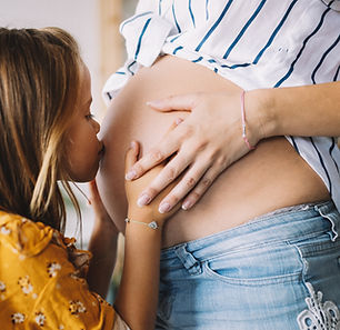 Fille Embrasser ventre Maman Enceinte
