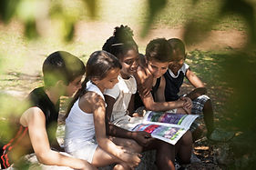 Libro de lectura para niños en el parque