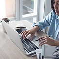 Insegnante che fa lezione online