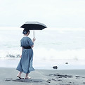 海辺を歩く女性