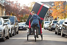 Radfahrer mit Geschenk