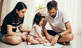 Pais pintando com filha