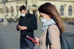 Les gens avec des masques