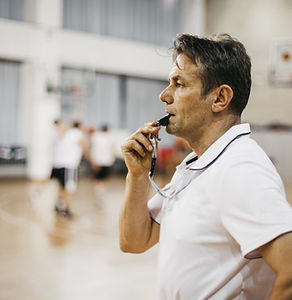 Treinador de basquete assobiando