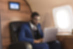 Homme d'affaires dans un jet privé